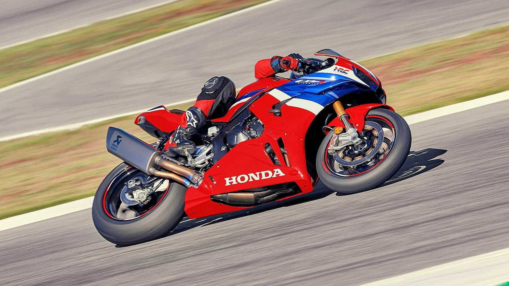 Piloto em uma Honda CBR1000RR-R Fireblade SP 2025 com vista da carenagem inferior do joelho