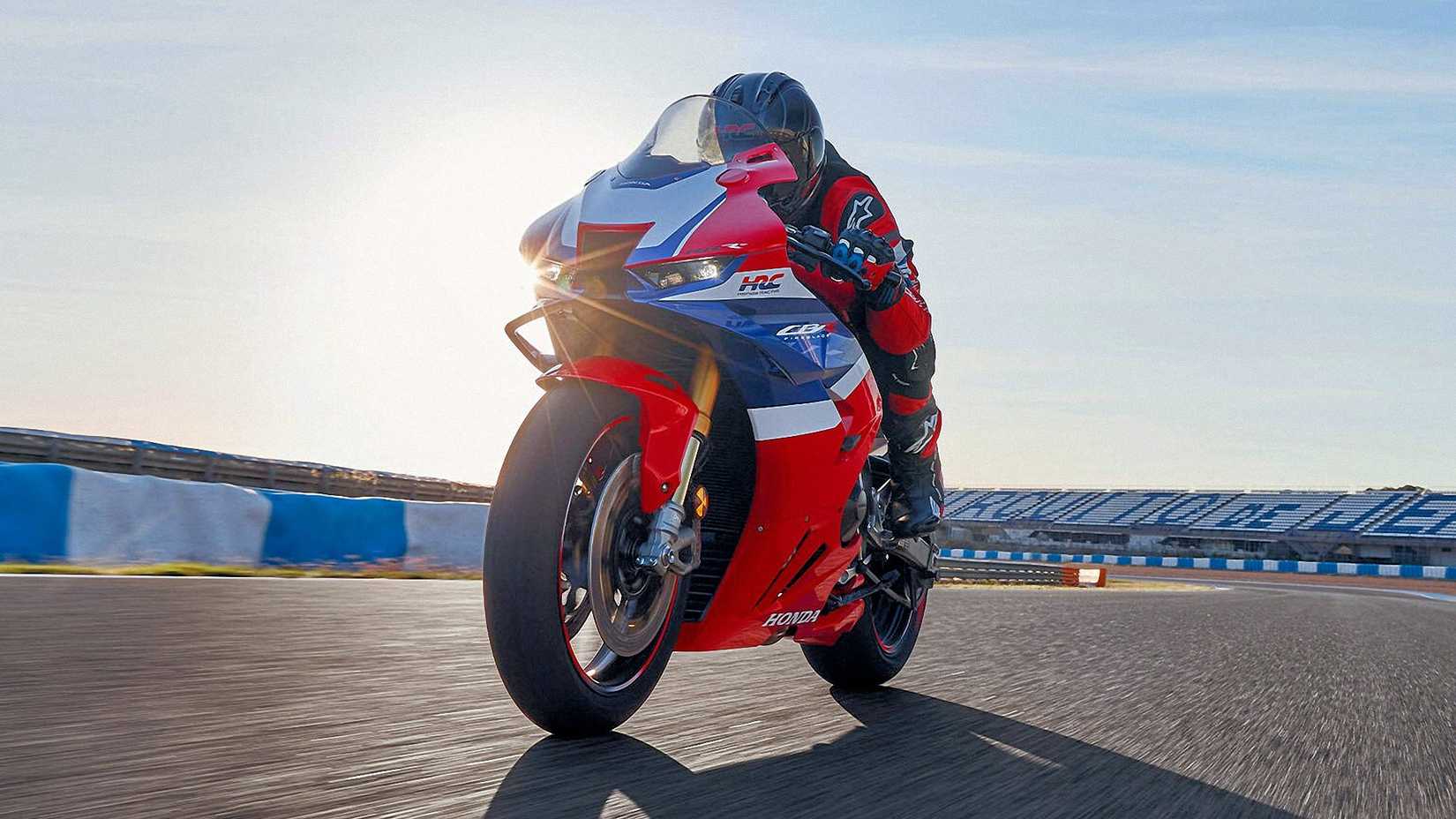 Piloto em uma Honda CBR1000RR-R Fireblade SP 2025 na pista
