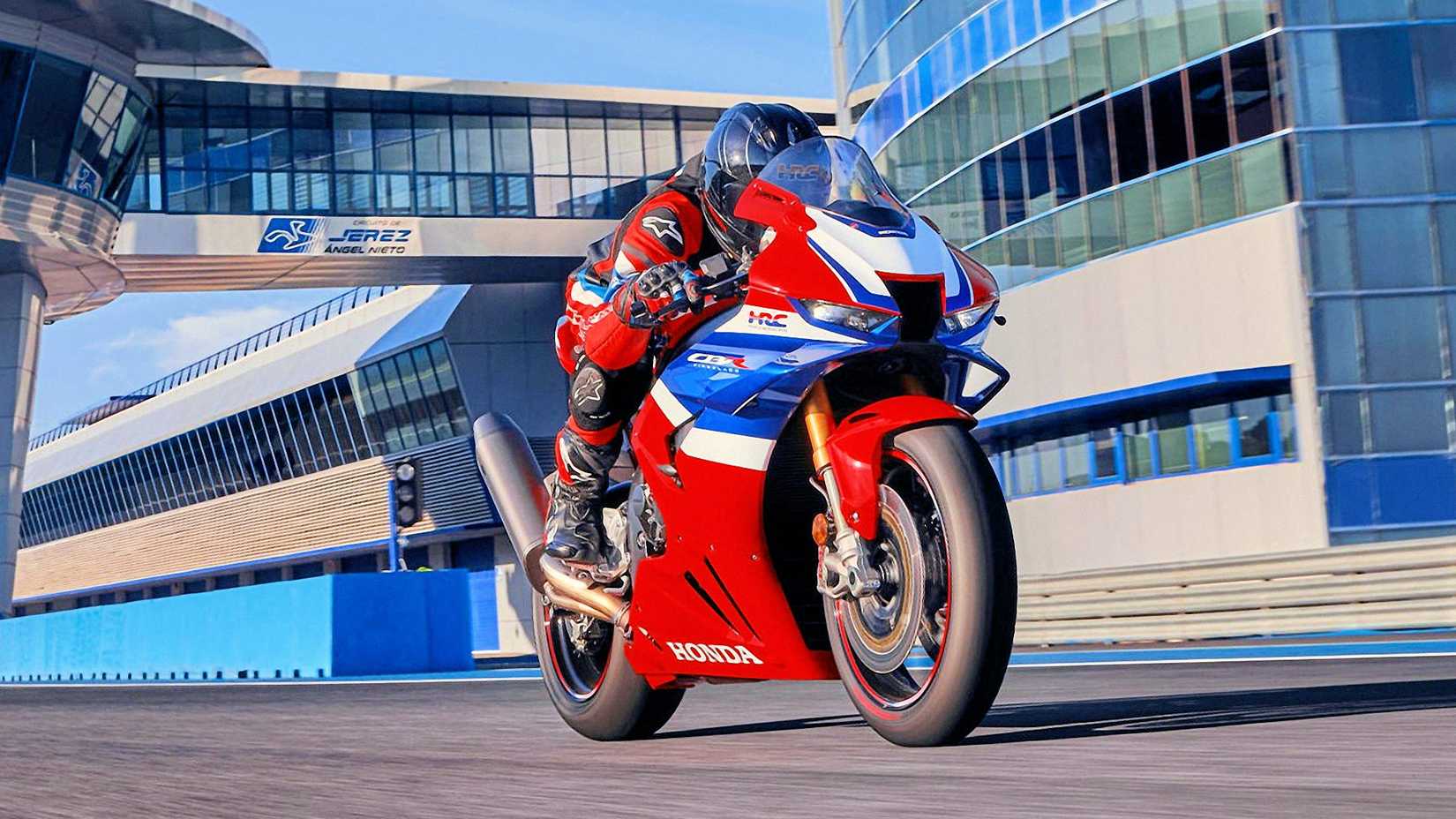 Piloto em uma Honda CBR1000RR-R Fireblade SP 2025 em linha reta