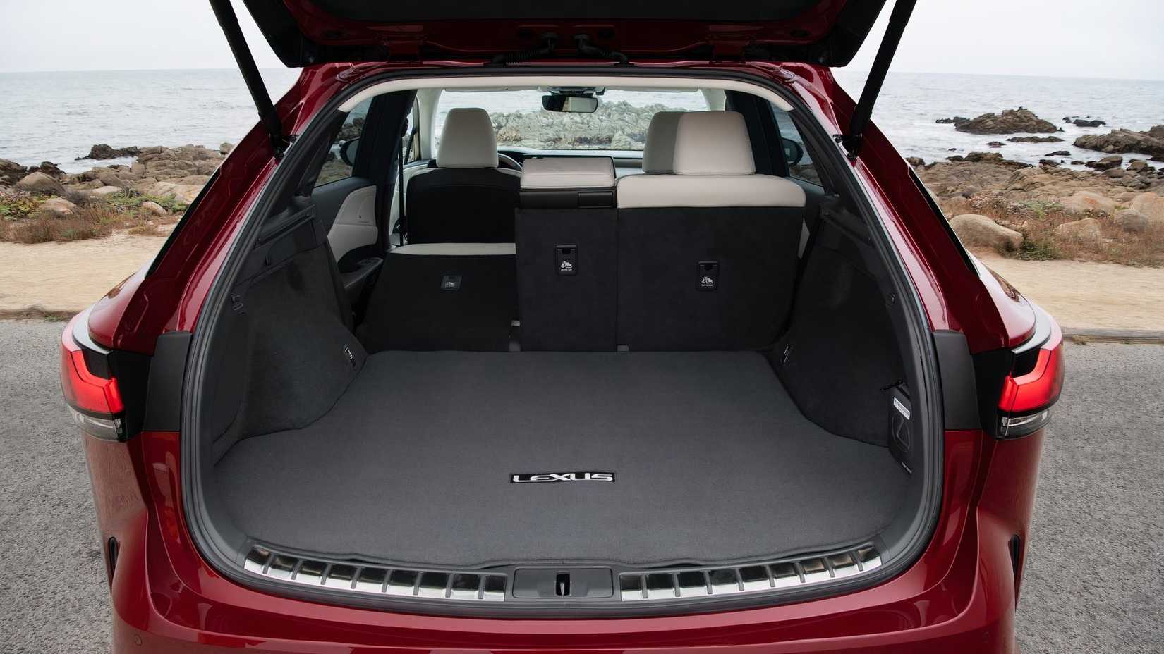 Foto traseira do Lexus RX 2022 com porta-malas aberta mostrando espaço de carga