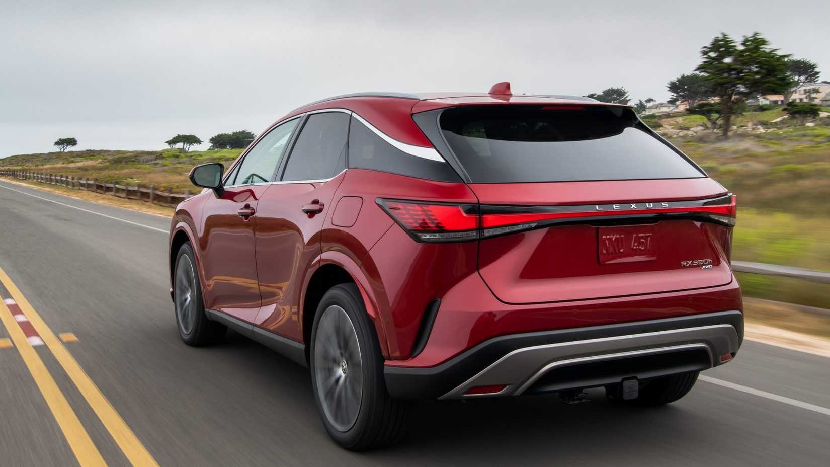 Tiro traseiro do Lexus RX 2022 dirigindo na estrada