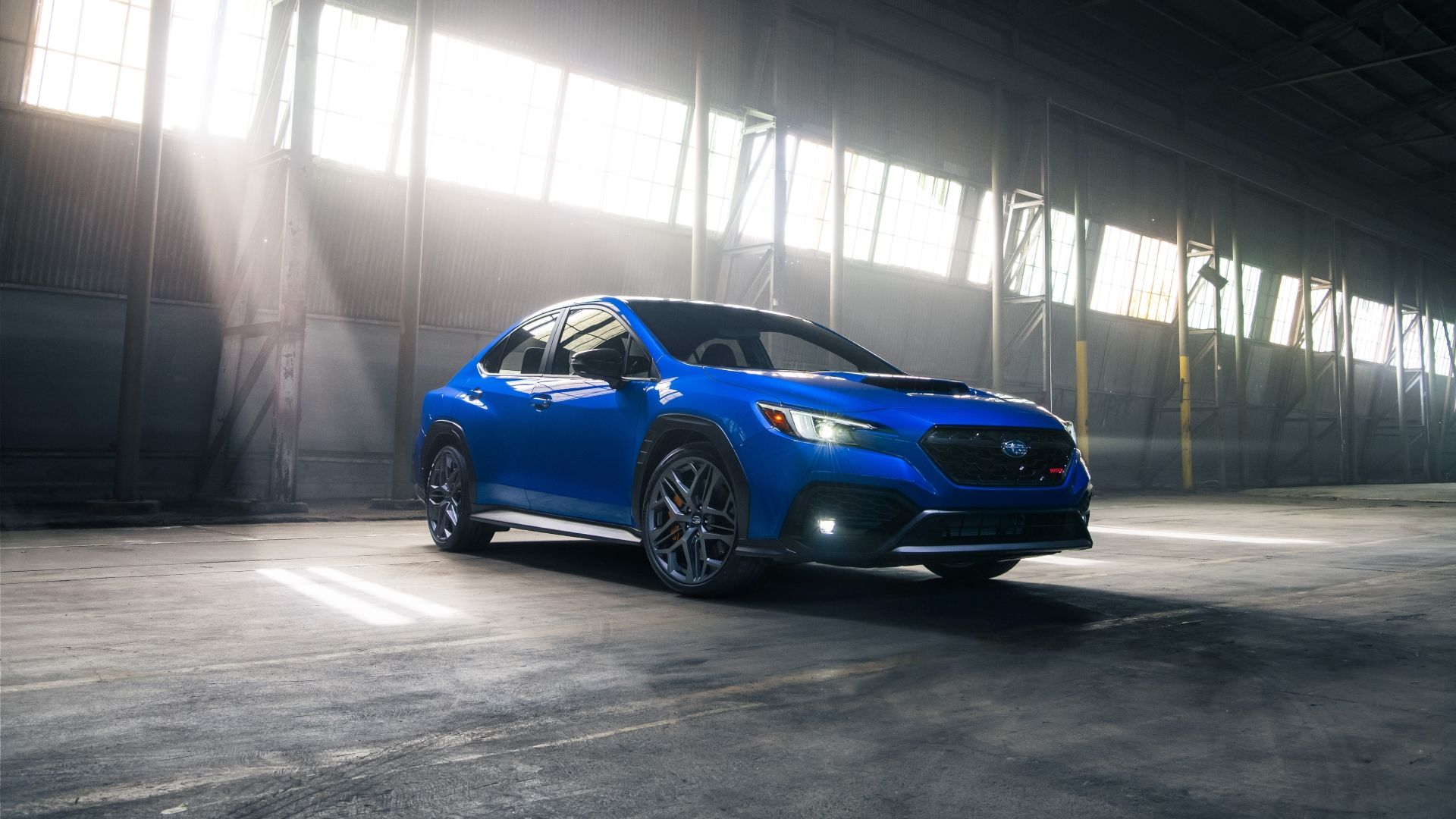 Foto frontal 3/4 de um Subaru WRX tS 2025