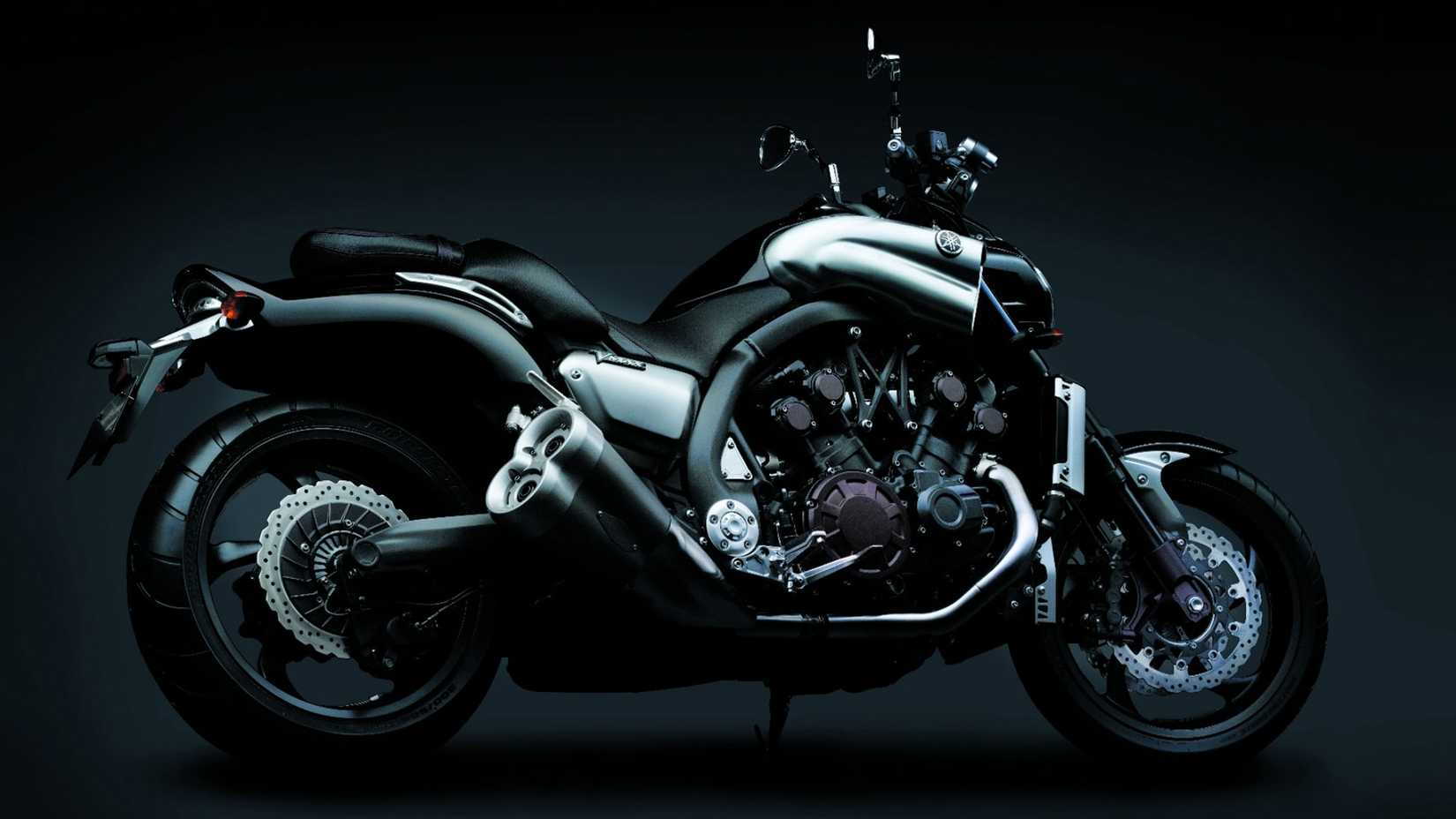 Yamaha V-MAX 2009 em cenário escuro de estúdio.