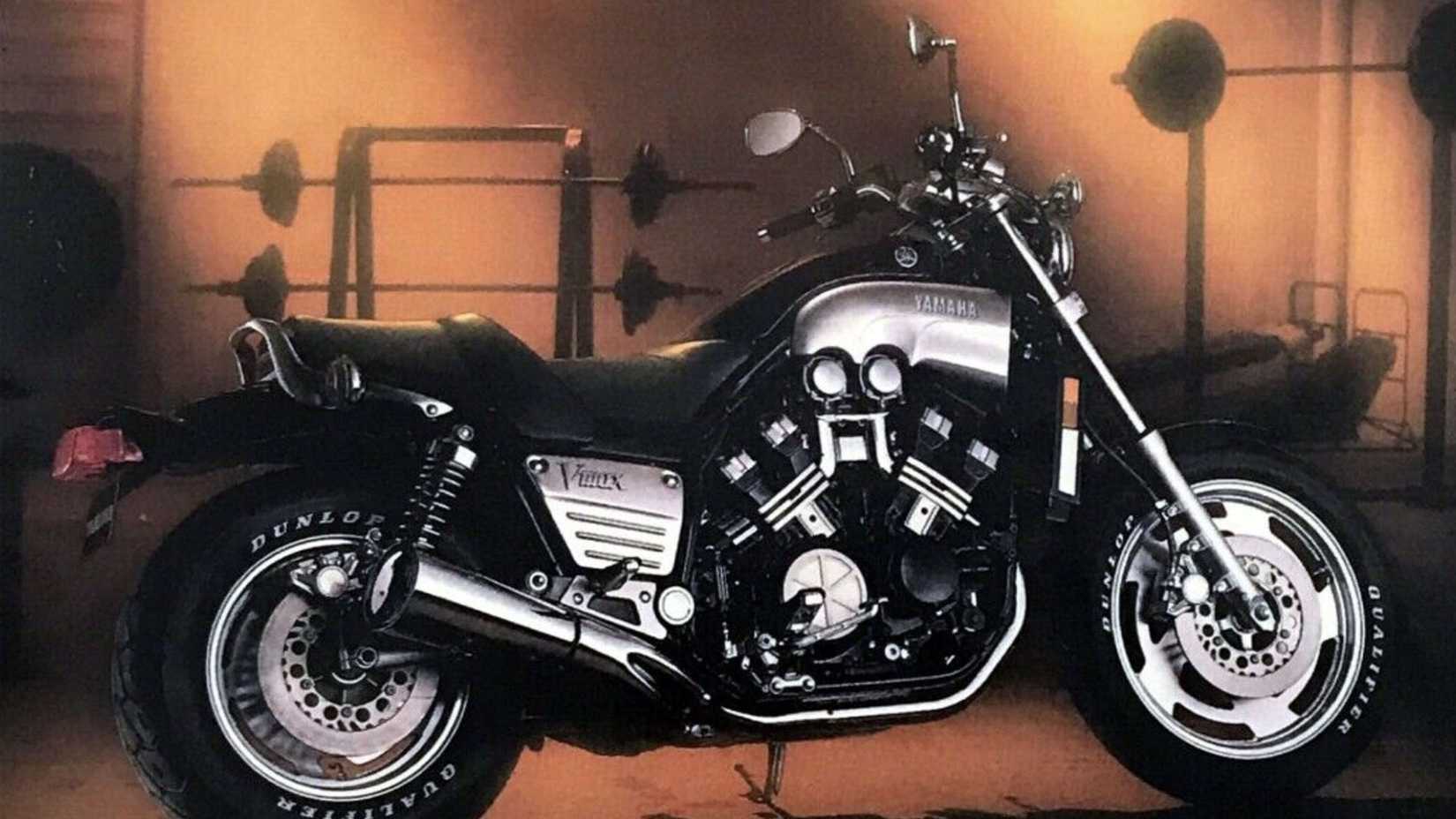 Propaganda retrô da Yamaha V-Max 1985 mostrando a motocicleta no ginásio.