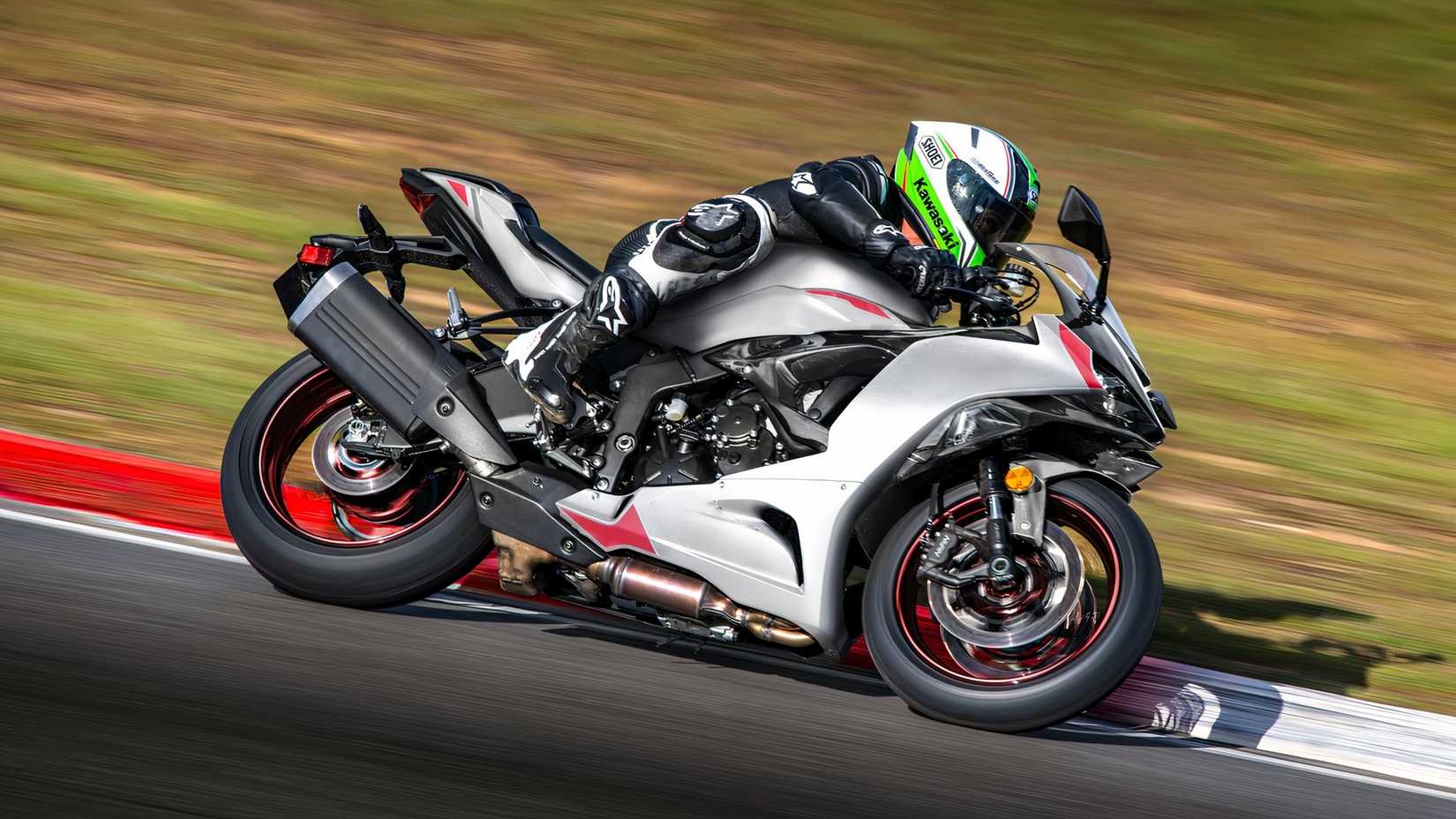 2025 Kawasaki ZX-6R fazendo curvas na pista