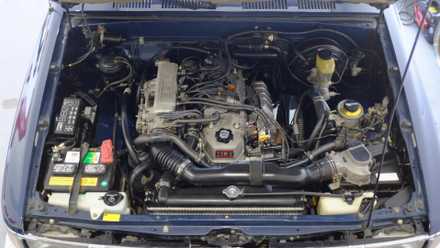 Compartimento do motor da picape Toyota 1993