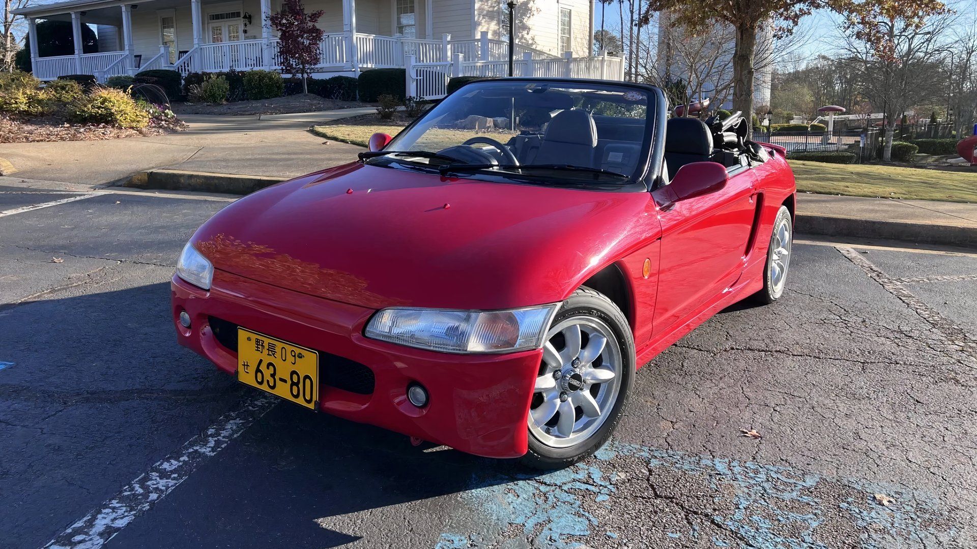 Honda Beat 1998 estacionado em um estacionamento com placa frontal japonesa