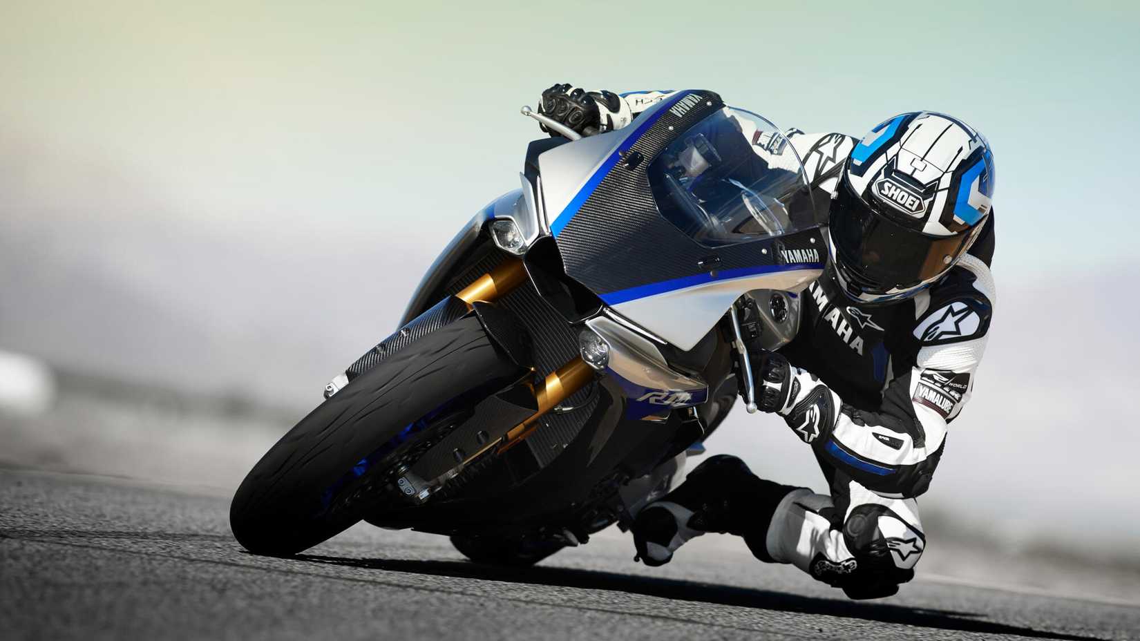 Foto de ação de uma YZF-R1M 2018 fazendo curvas em uma pista