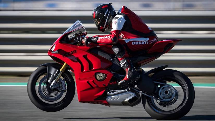 Ducati Panigale V4 R 2019 dando um cavalinho em uma pista de corrida, vista de perfil lateral