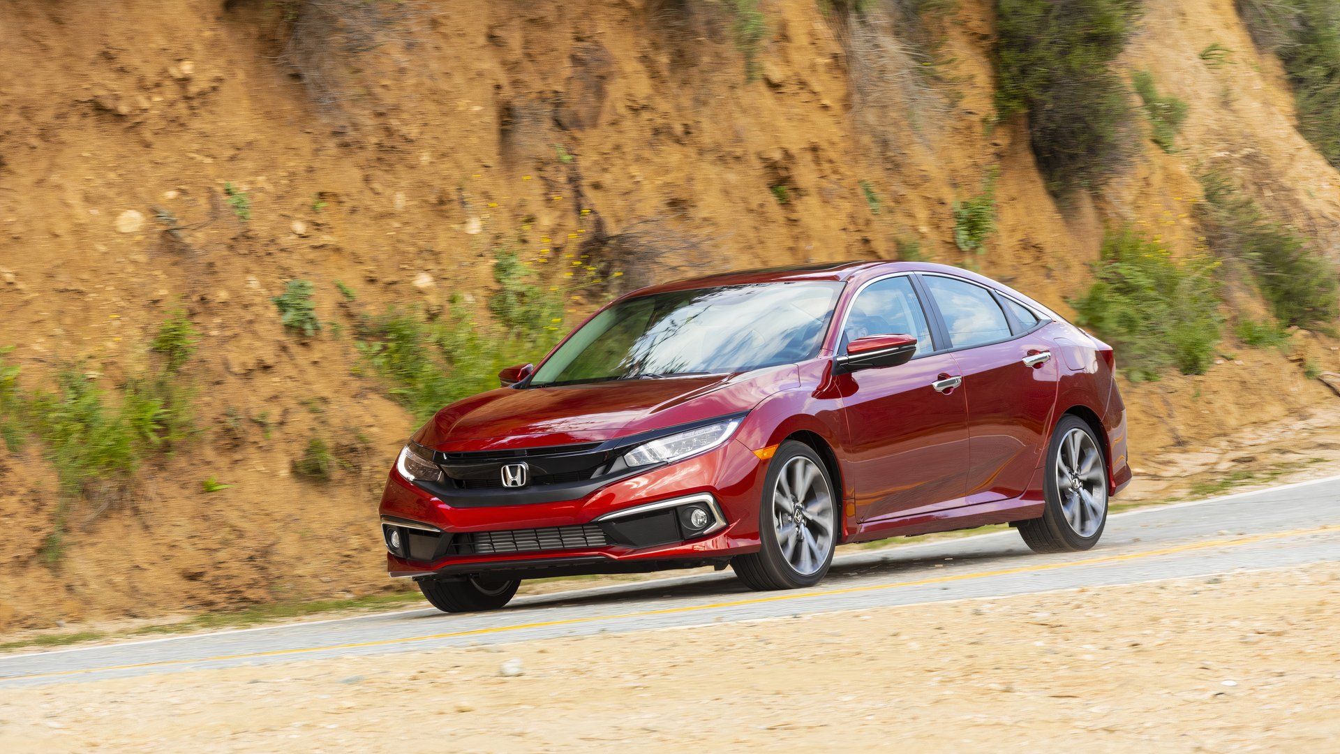 2020 Honda Civic Sedan dirigindo em um desfiladeiro