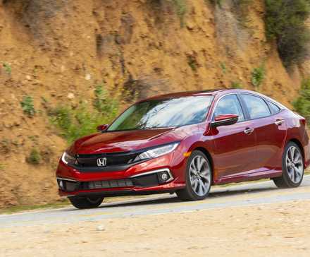 2020 Honda Civic Sedan dirigindo em um desfiladeiro