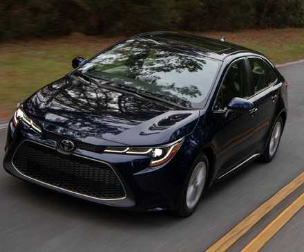 2019 Toyota Corolla em preto dirigindo em estrada secundária