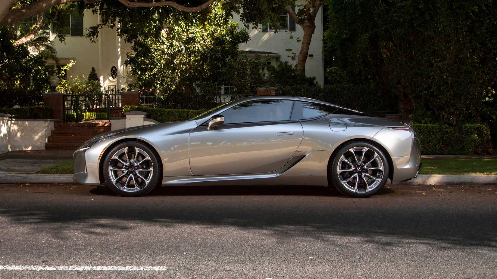 Foto do perfil lateral do Lexus LC500h 2023