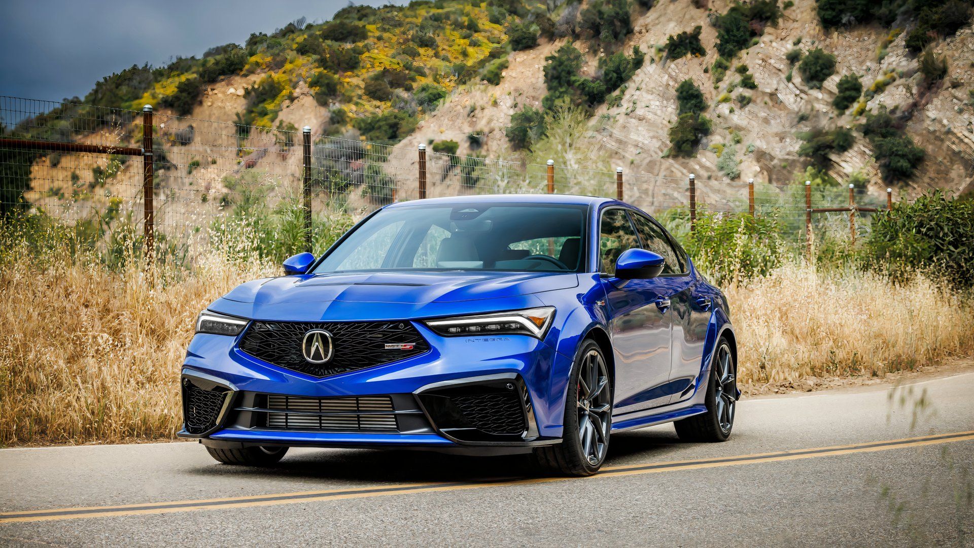 Acura Integra Type S 2024 estacionado em uma rodovia