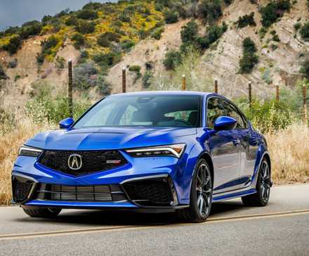 2024 Acura Integra Type S estacionado em uma rodovia