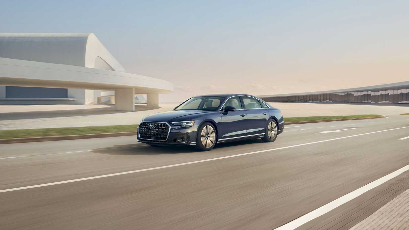 2024 Audi A8 cinza dirigindo na estrada