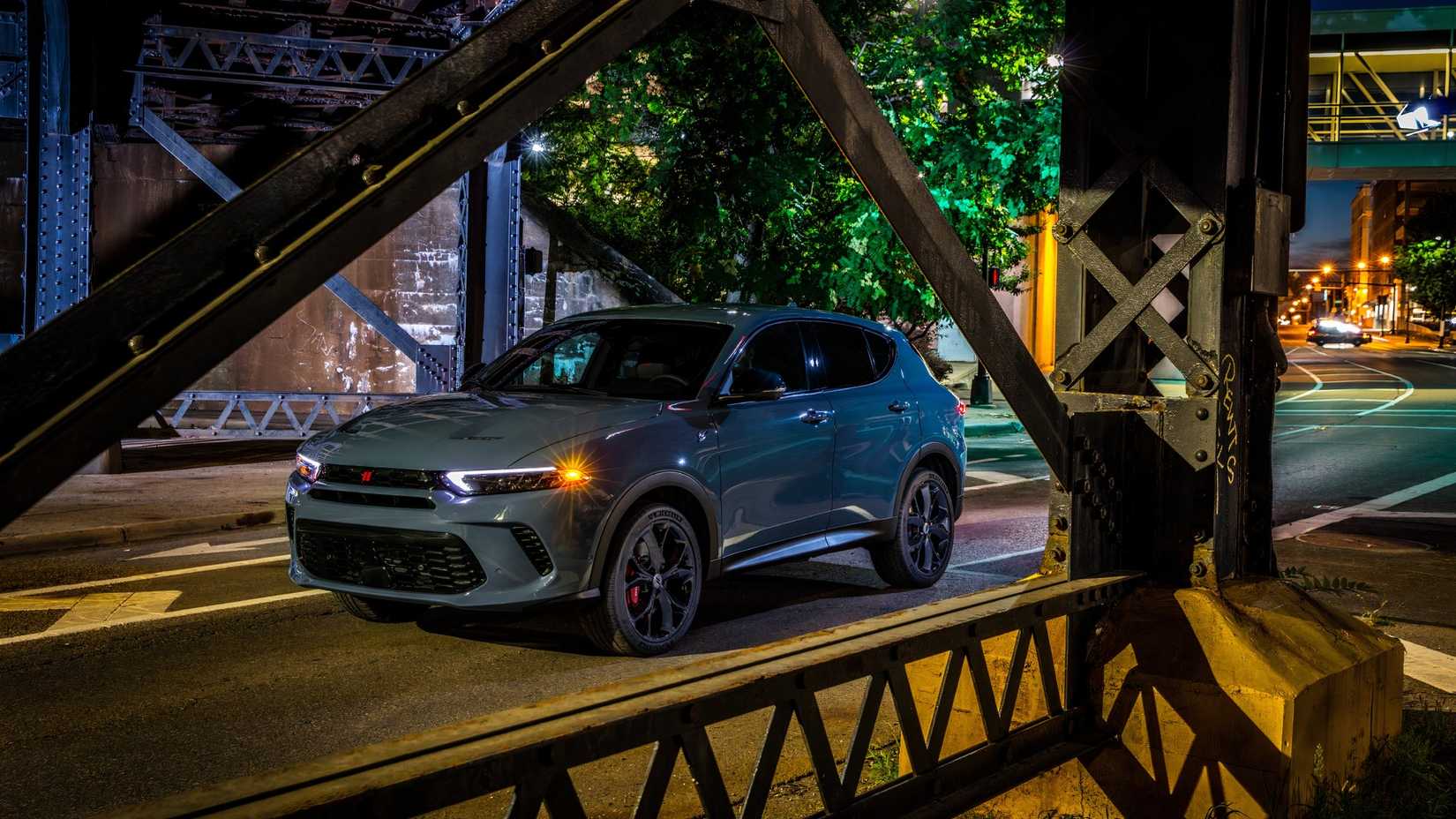 Uma foto dramática do Dodge Hornet 2024 à noite