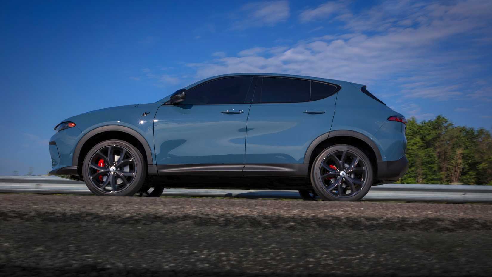 Uma foto de ângulo baixo do Dodge Hornet 2024 visto de lado