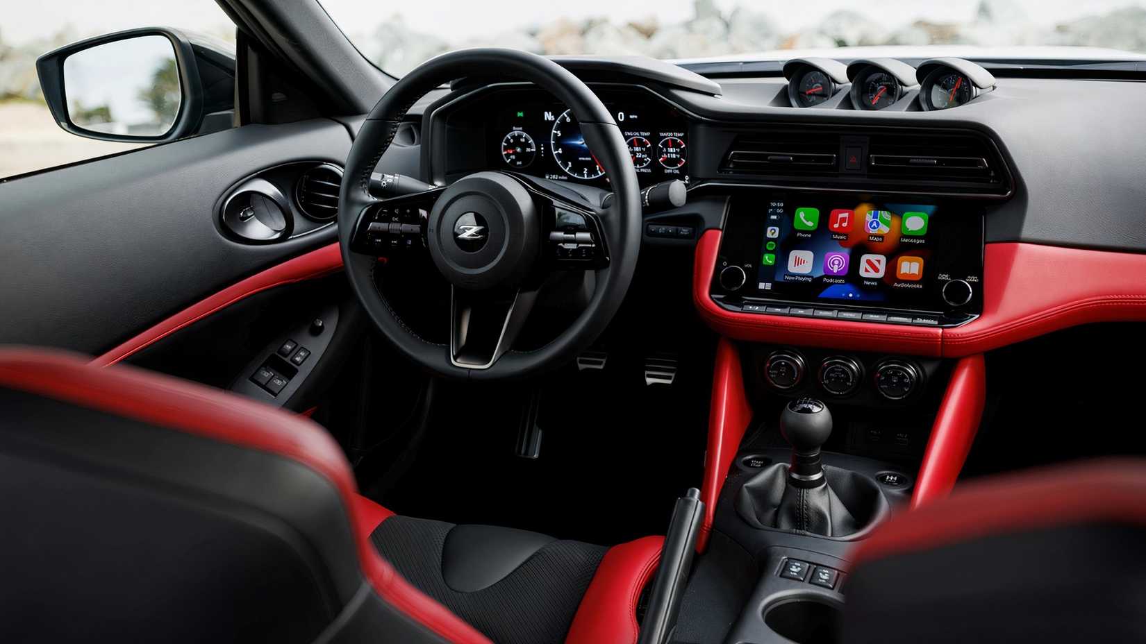 Foto do interior de um Nissan Z 2024 mostrando a cabine dianteira do lado do motorista