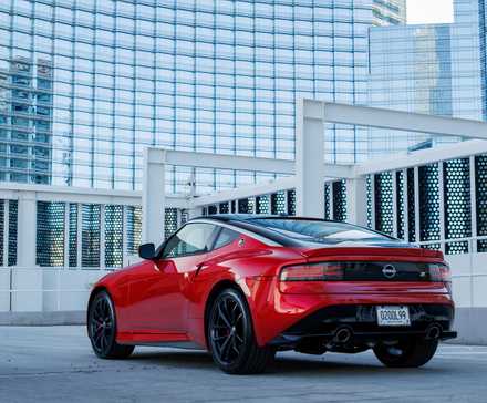 Foto traseira 3/4 de um Nissan Z 2024