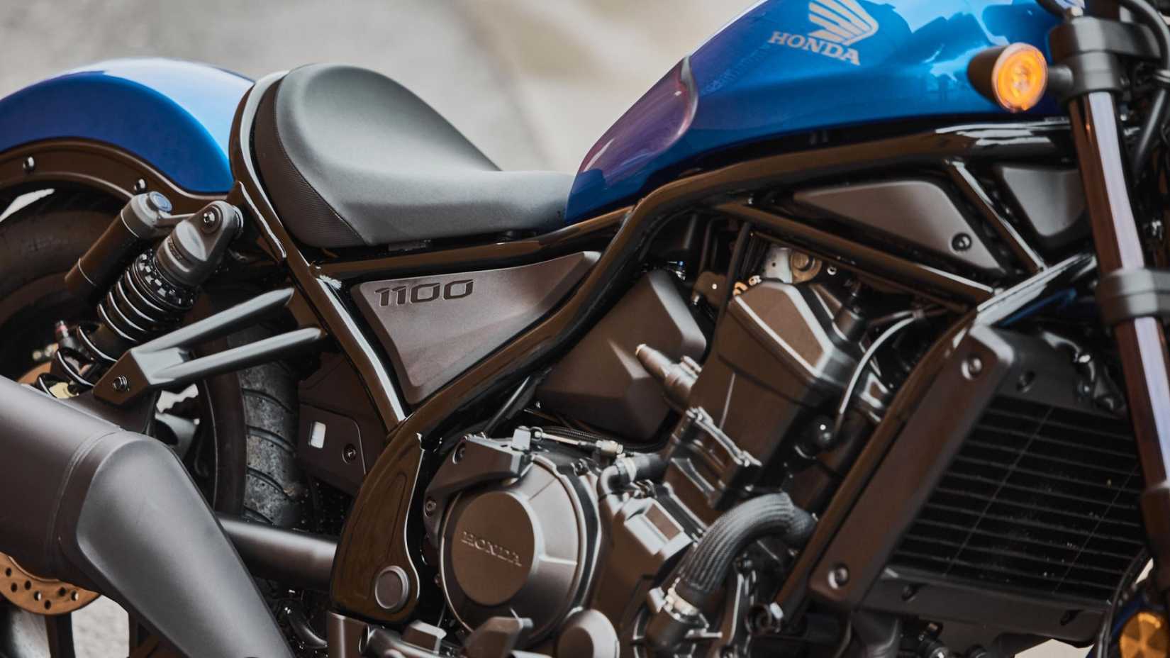 Foto em close do motor bicilíndrico paralelo Honda Rebel 1100 1.083 cc 2024