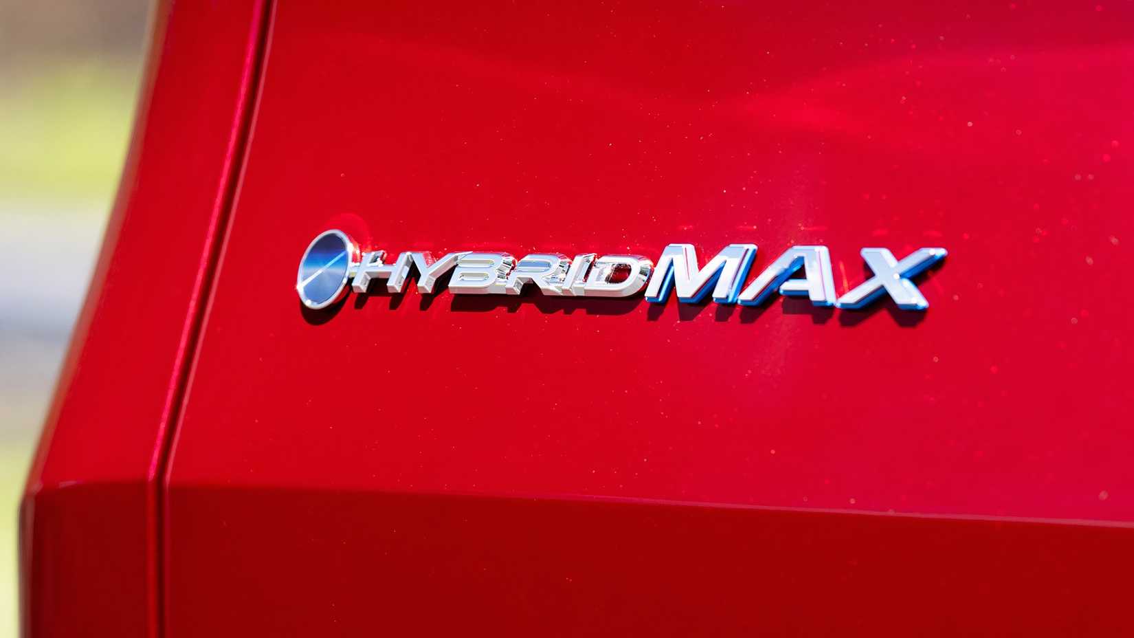 Foto detalhada de um Toyota Grand Highlander Hybrid Max Platinum 2024 vermelho mostrando o emblema da porta traseira