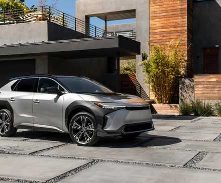 2024_bZ4X_Limited_AWD_HeavyMetal_001