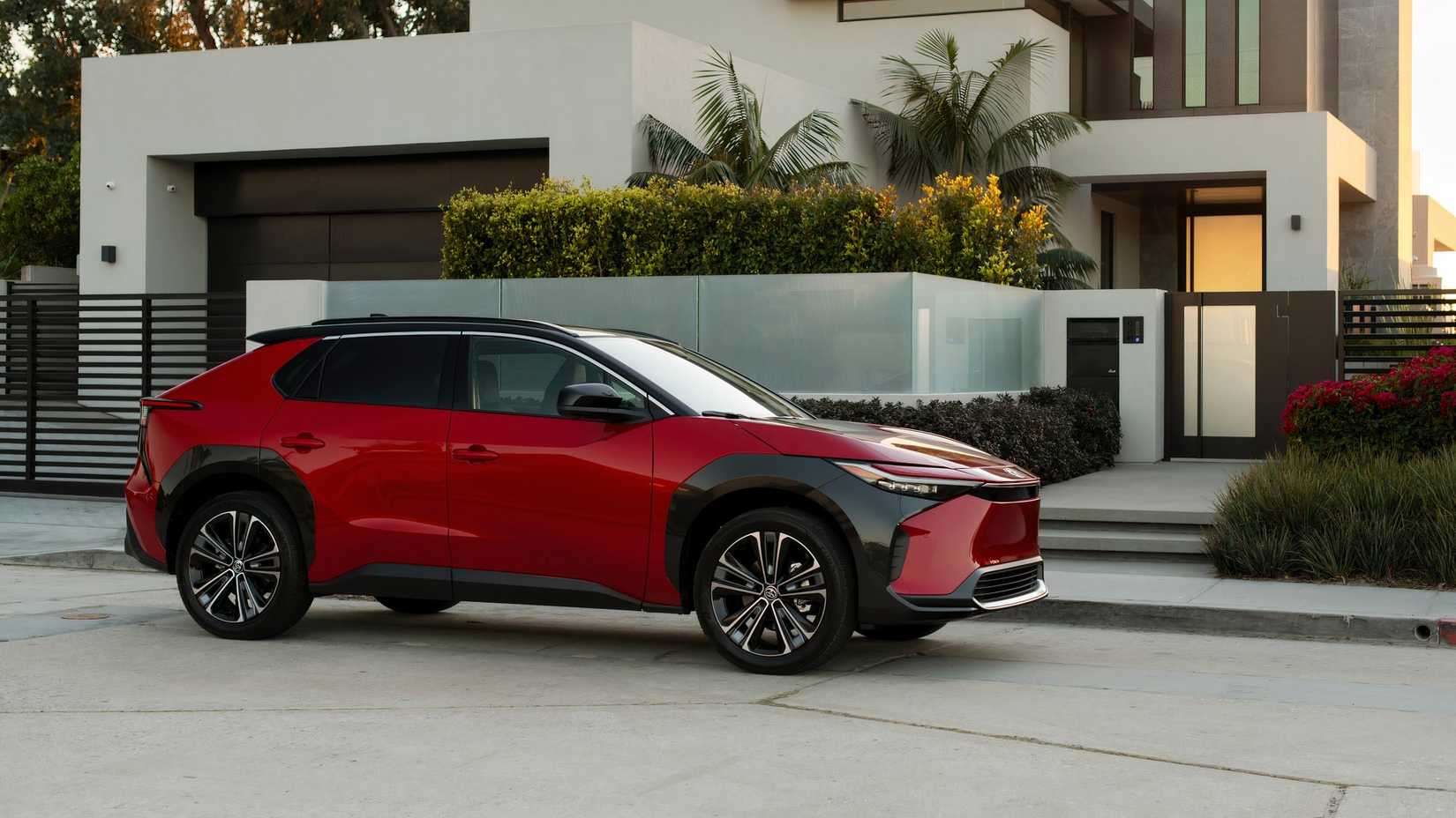 2024_bZ4X_Limited_AWD_SupersonicRed_004