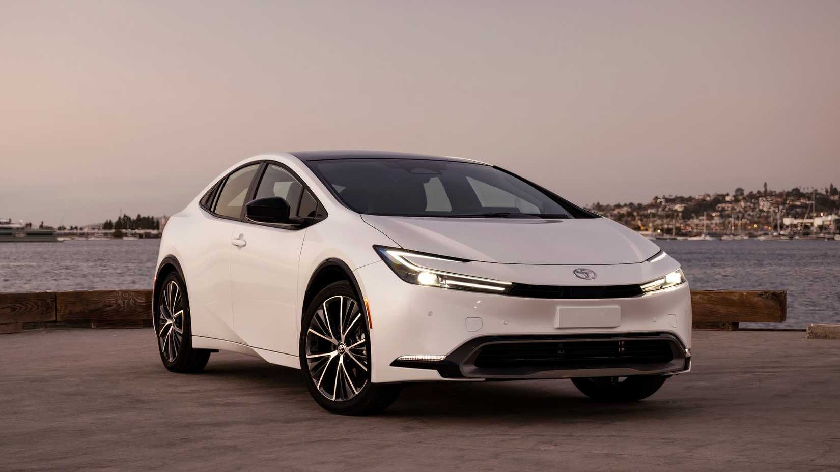 2024_Prius_Limited_WindChillPearl_005