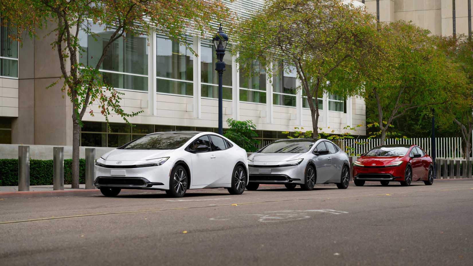 2024_Prius_Limited_WindChillPearl_010