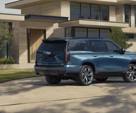 Foto traseira 3/4 de um Cadillac Escalade 2025 azul