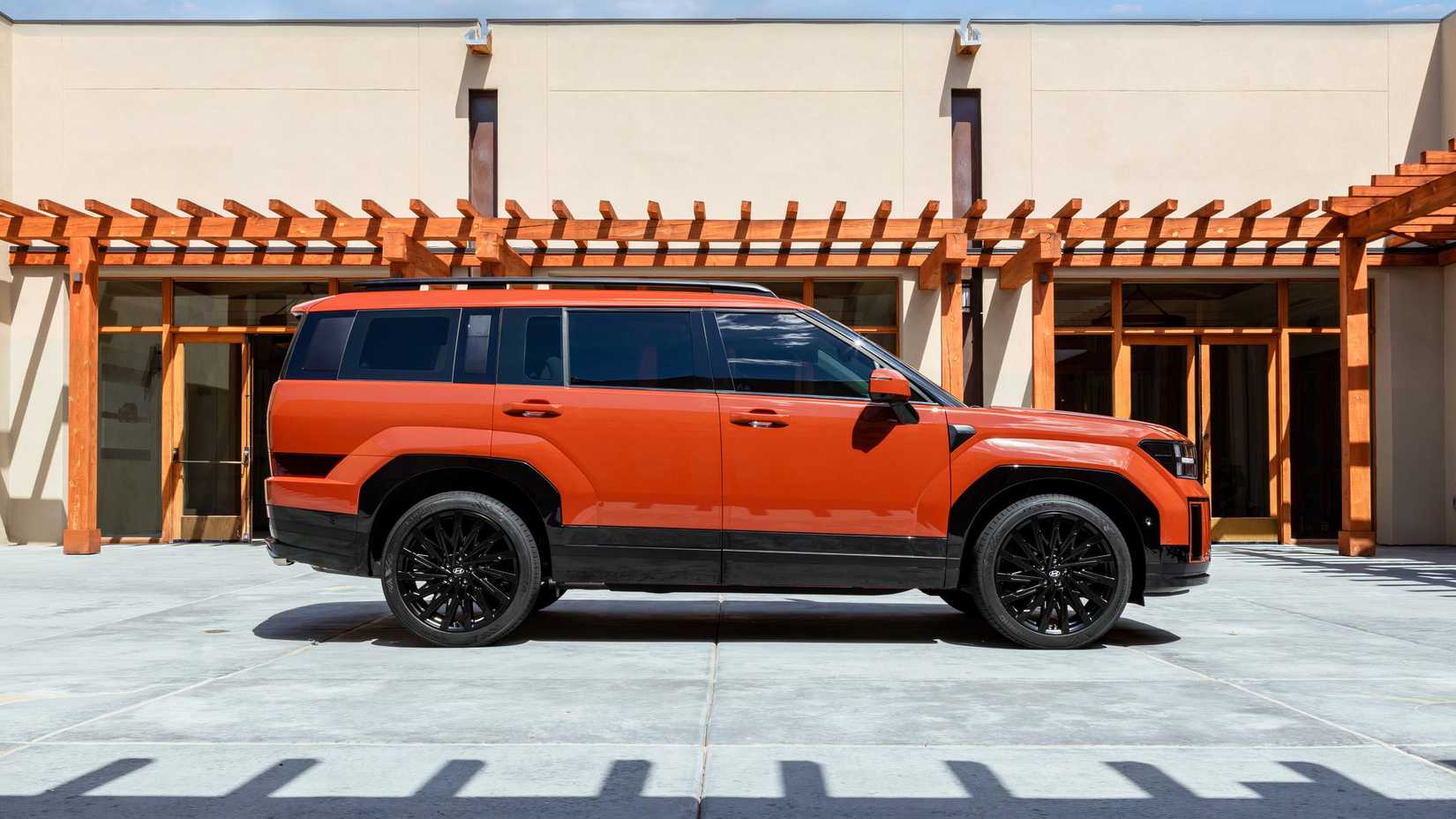 Side profile shot of 2025 Hyundai Santa Fe 