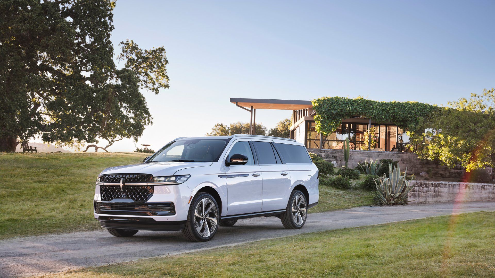 2025 Lincoln Navigator L front 