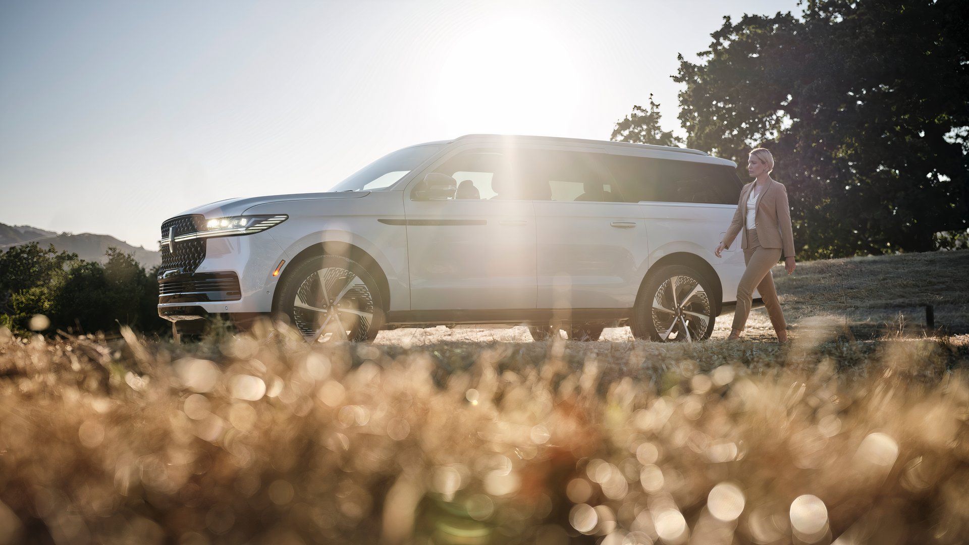 2025 Lincoln Navigator walking