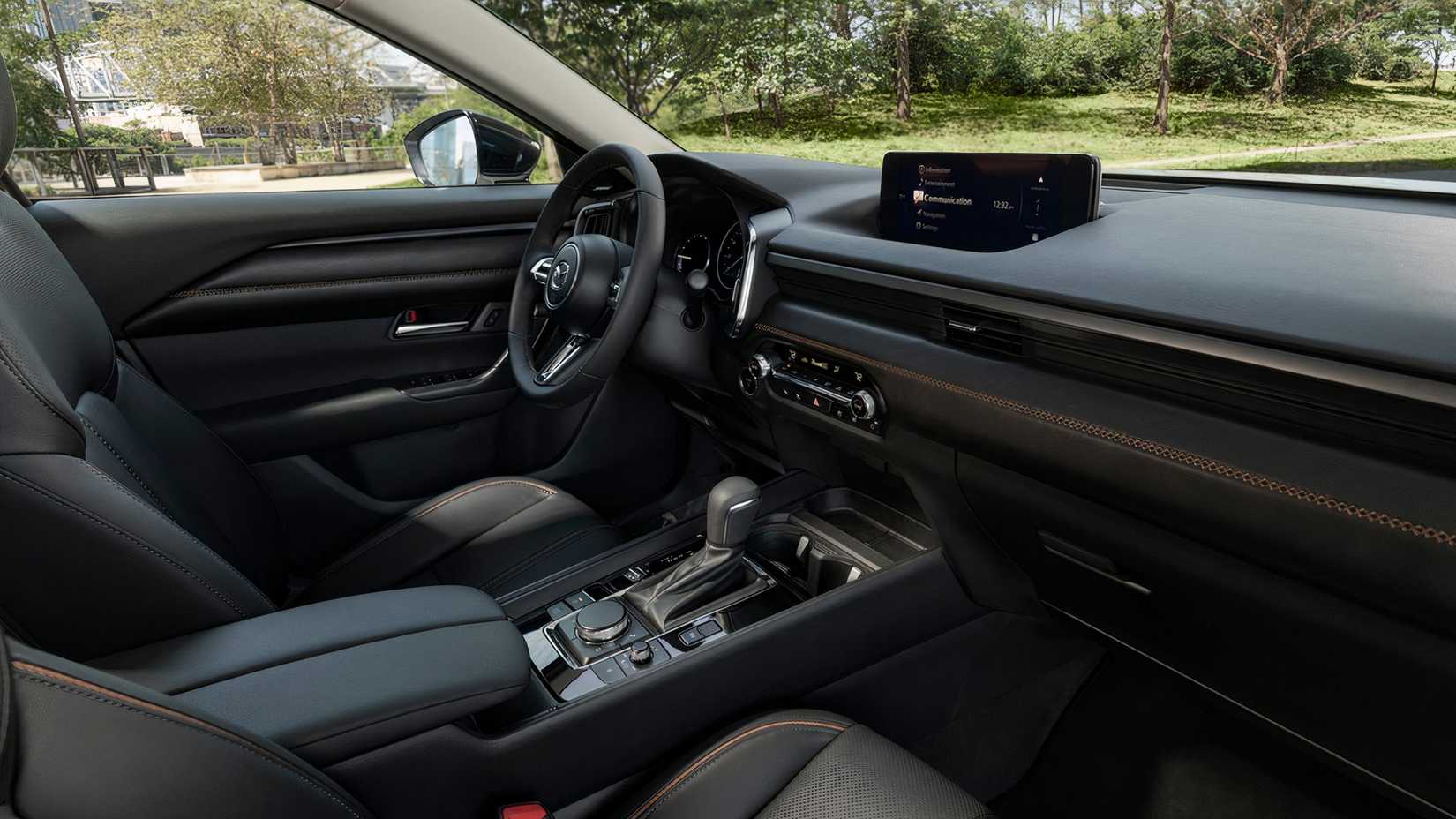 Foto do assento do passageiro do interior híbrido do Mazda CX-50 2025