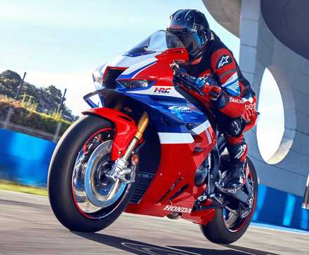 2025 Honda CBR1000RR-R Fireblade SP acelerando forte na pista