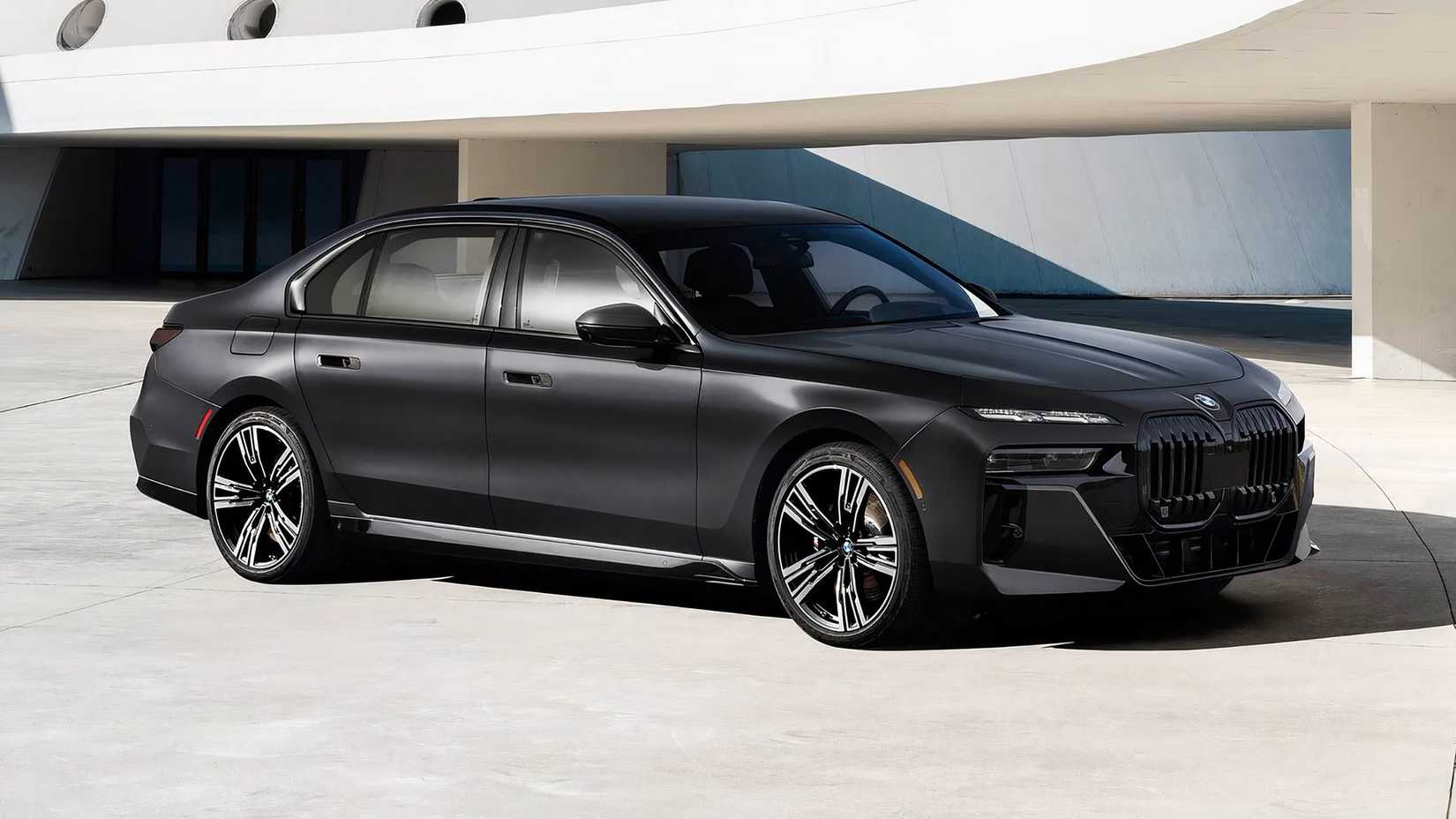 Um BMW Série 7 2024 estacionado em frente a um escritório