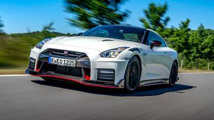 Uma foto em perspectiva frontal do lado esquerdo de um Nissan GT-R NISMO 2023