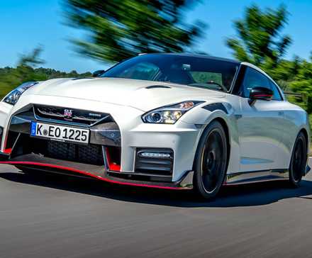 Uma foto em perspectiva frontal do lado esquerdo de um Nissan GT-R NISMO 2023