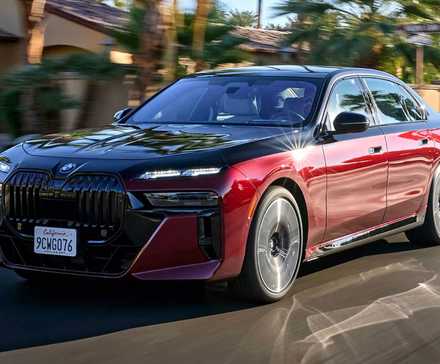 Uma foto frontal, do lado esquerdo, de um BMW Série 7 2023 viajando por uma estrada