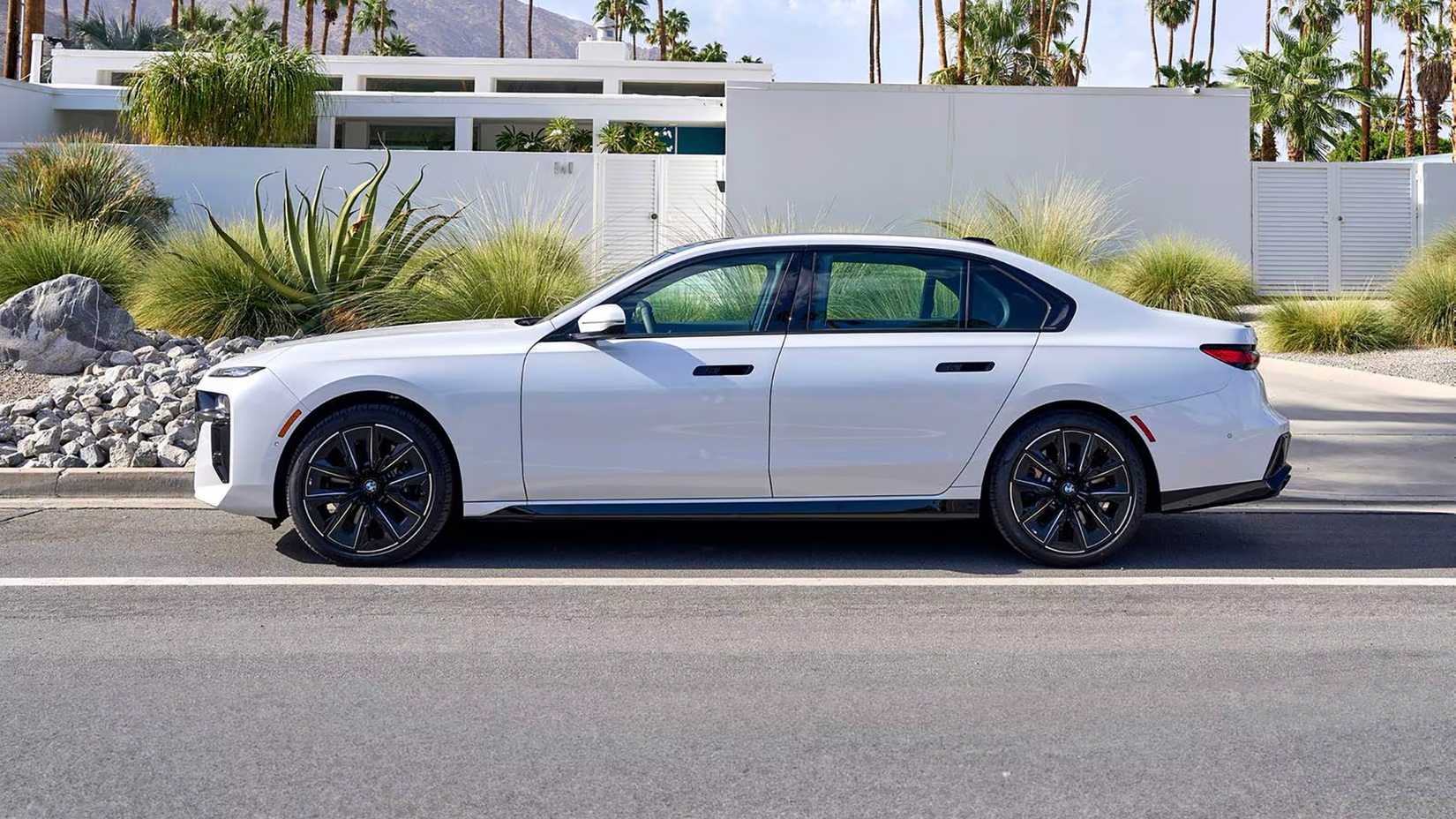 Uma foto do lado esquerdo de um BMW Série 7 2023 estacionado na estrada