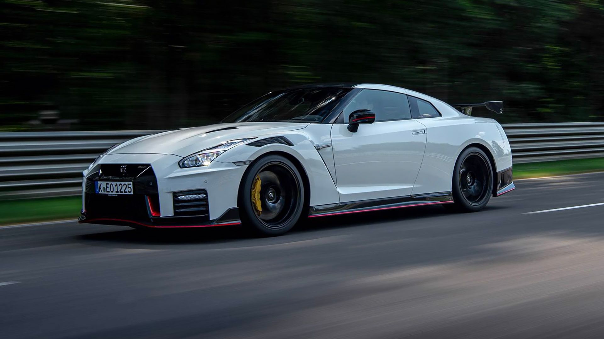 Uma foto do lado esquerdo, três quartos de um Nissan GT-R NISMO 2023