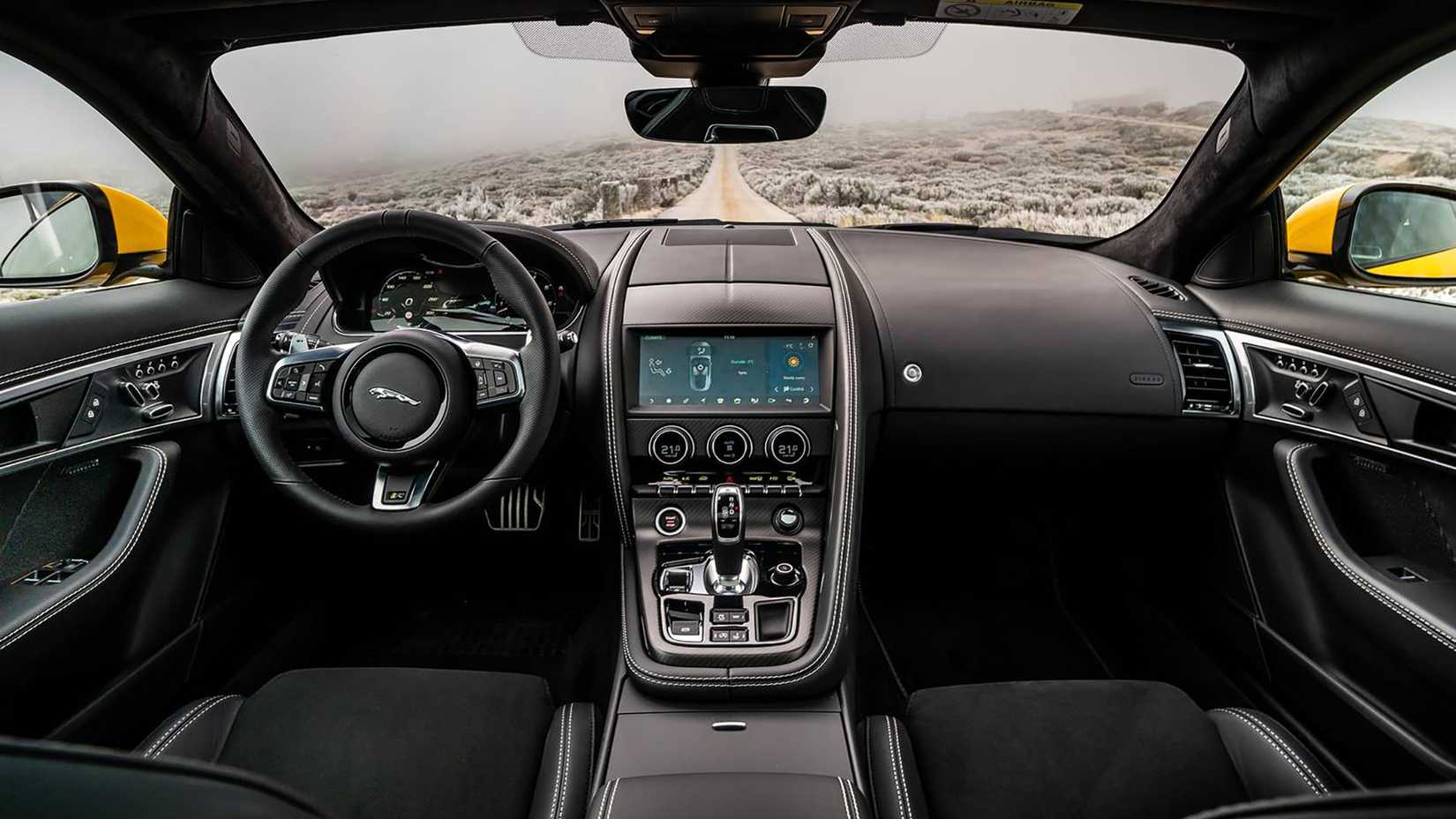 Uma foto da cabine de um Jaguar F-Type 2023