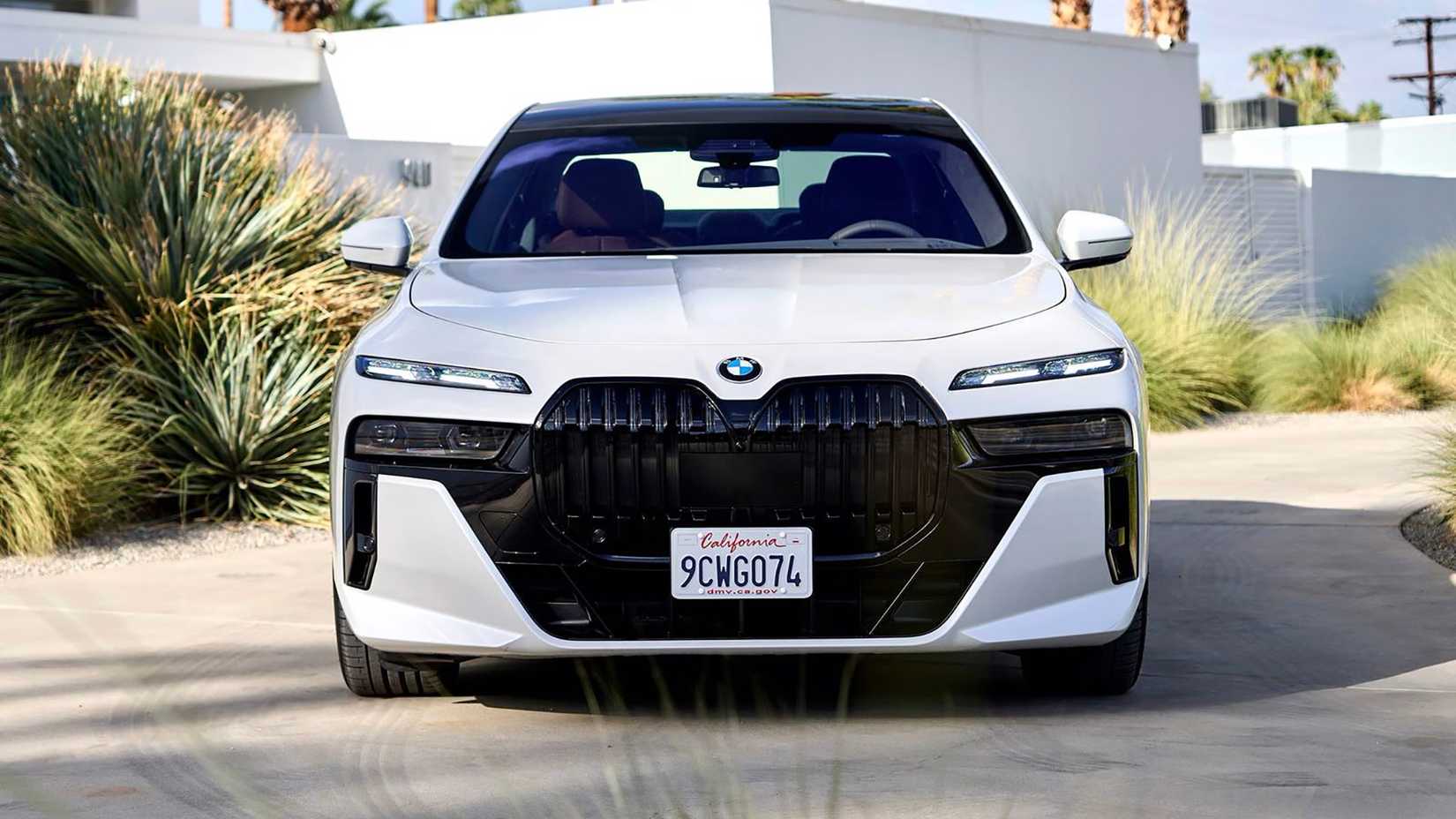 Uma foto da frente de um BMW Série 7 2023 na garagem