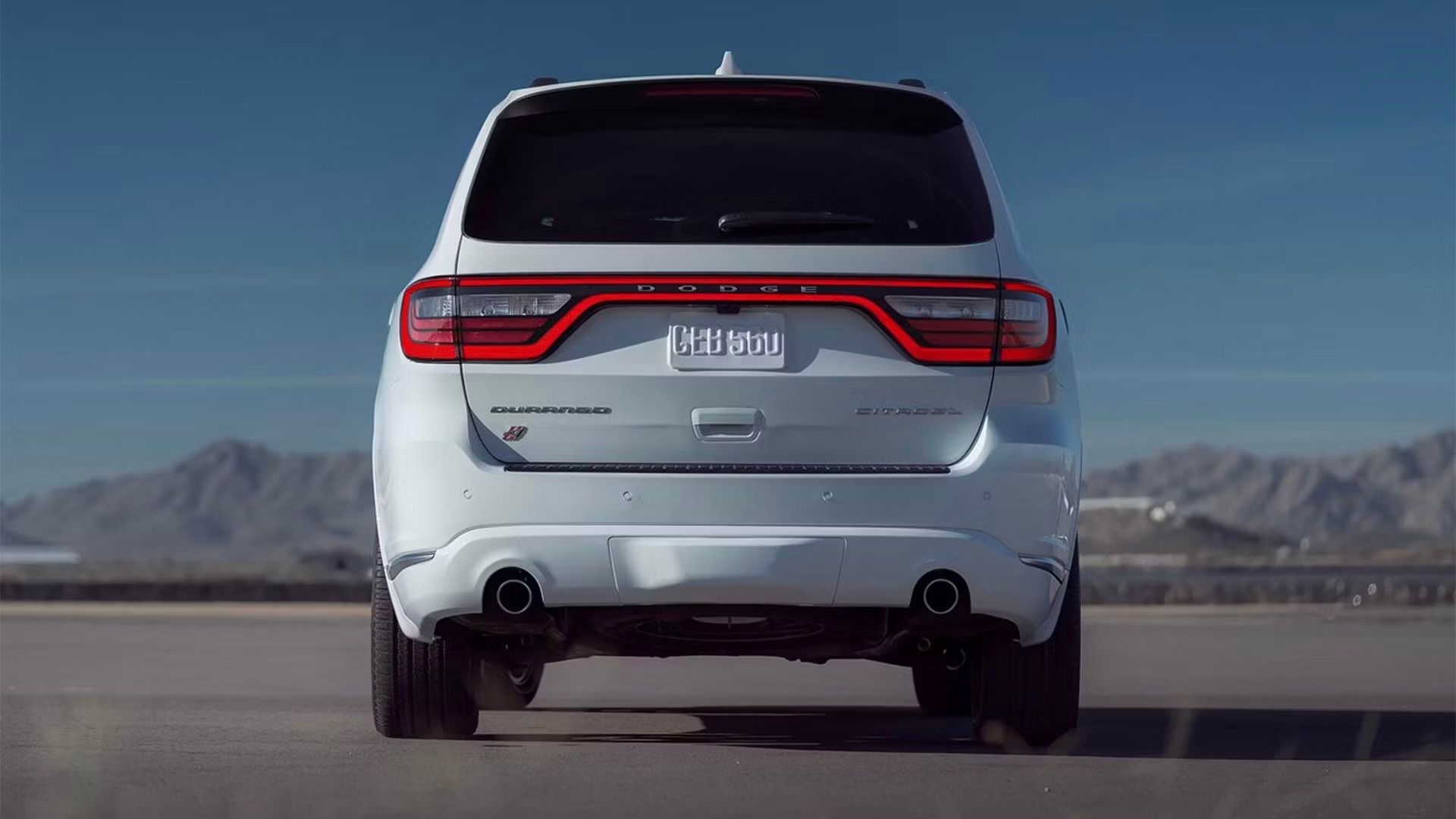 Uma foto da traseira de um Dodge Durango 2023