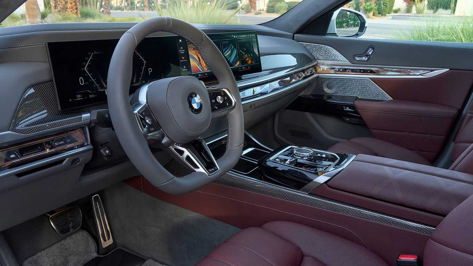 Uma vista da cabine do lado do motorista de um BMW Série 7 2023