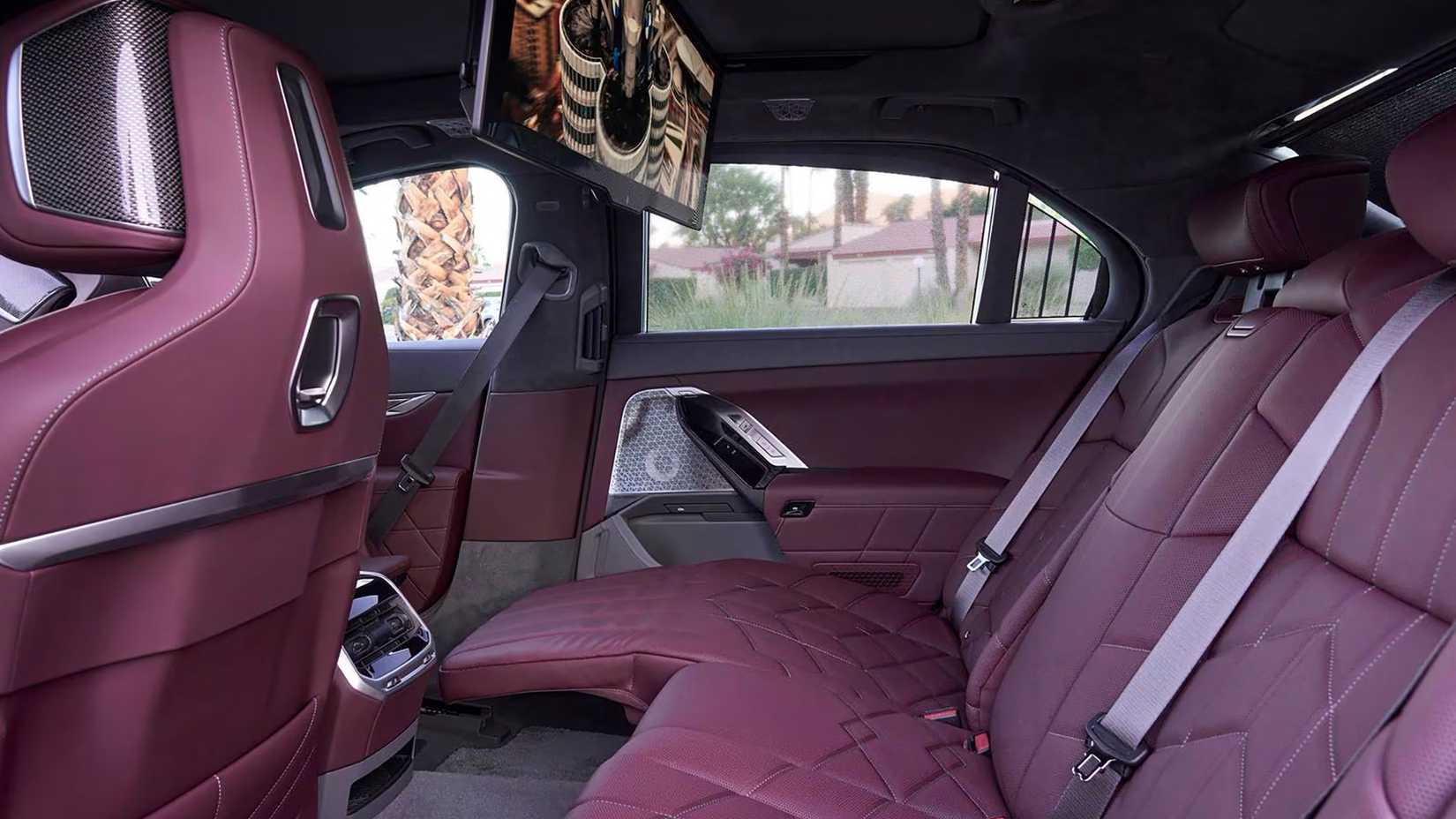 Uma vista dos bancos traseiros de um BMW Série 7 2023