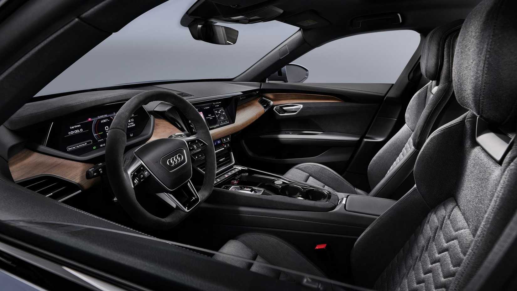 Foto do interior de um Audi e-Tron GT 2024 mostrando os bancos dianteiros