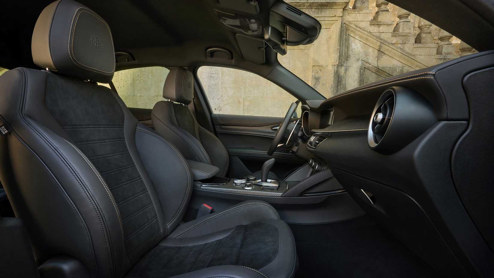 Foto do interior do Alfa Romeo Stelvio 2024 mostrando os bancos dianteiros