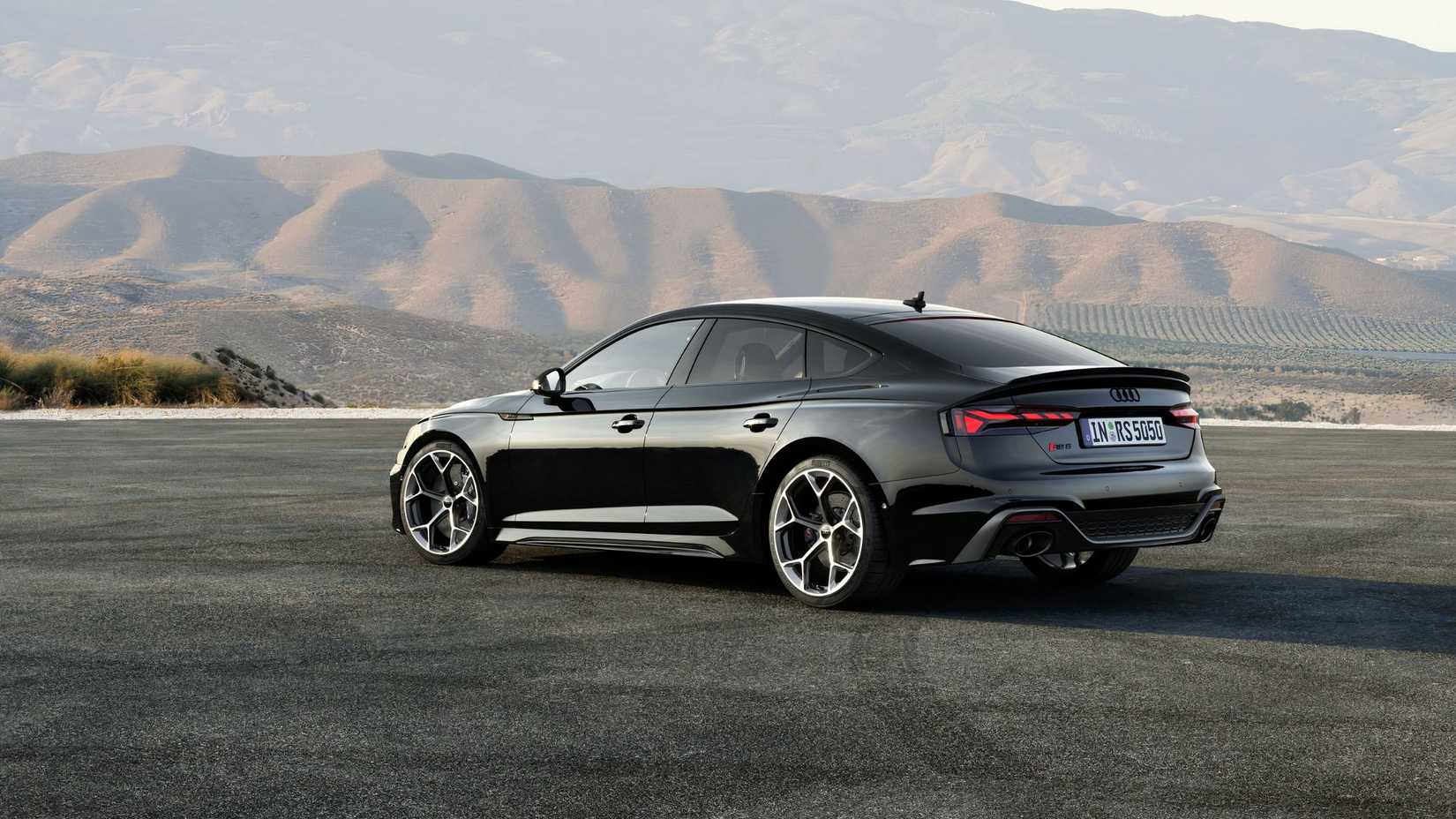 Audi RS5 Sportback traseiro 3/4 tiro estacionado no lote